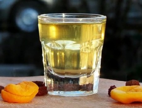 alkogolnaya-nastojka-iz-suxofruktov фото алкогольной настойки из кураги и изюма