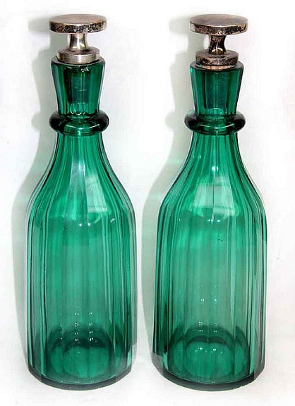 фото антикварной бутылки из зеленого стекла