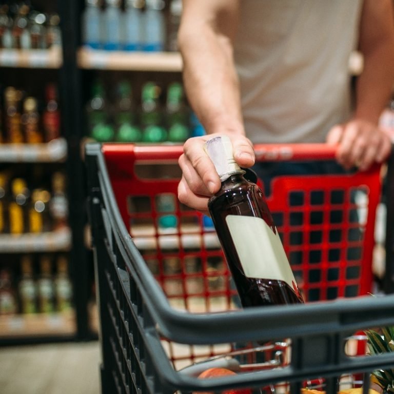 Со скольки лет можно покупать алкоголь в разных странах