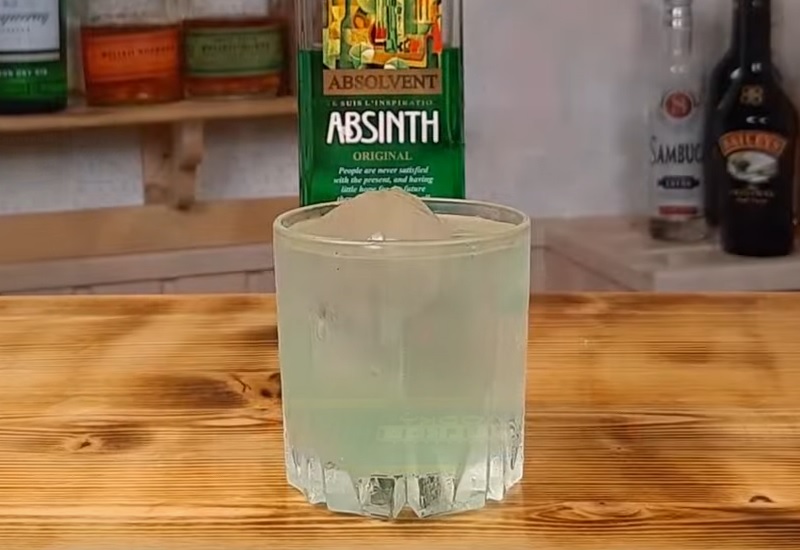 фото алкогольного коктейля с абсентом и лимонным соком