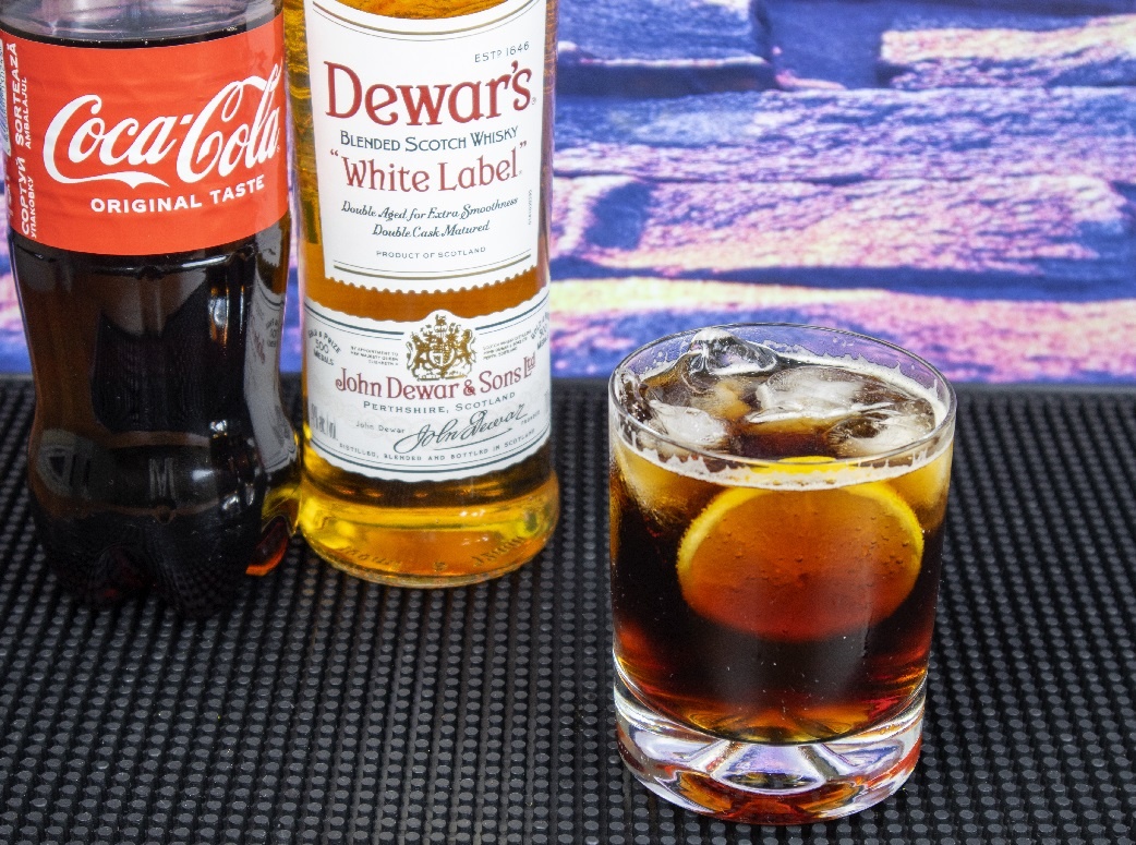 фото коктейля виски-кола со льдом