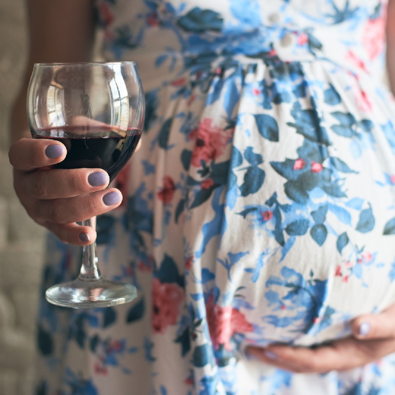 Вино для беременных. Можно ли беременным вино. Беременный живот пьет коктейль. Бокал вина при беременности