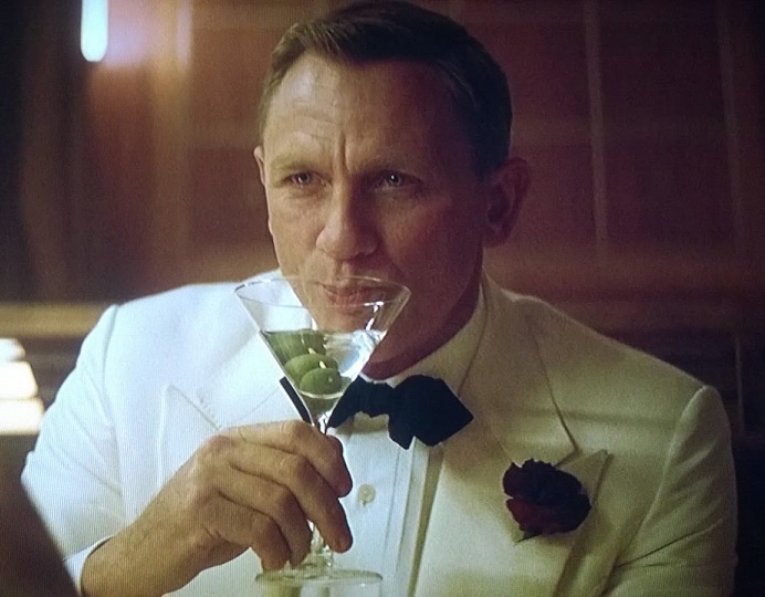 фото где Джеймс Бонд пьёт мартини с водкой