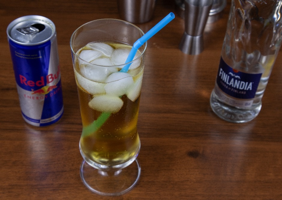 фото коктейля с водкой и Red Bull