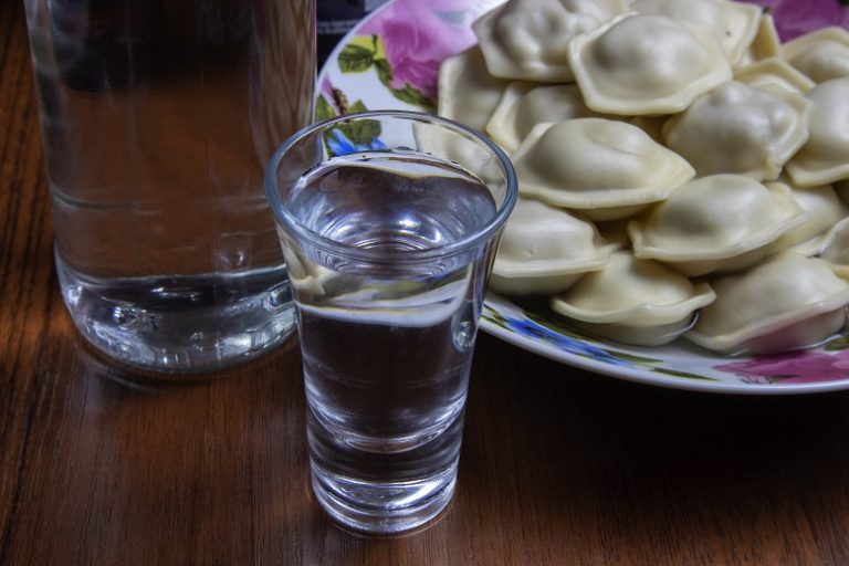 Водочки можно. Чача сколько хранится в пластиковой бутылке.