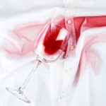 как отстирать вино с одежды