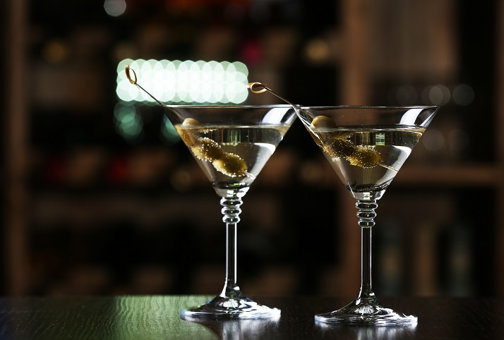 koktejl s martini i dzhinom