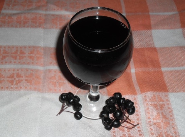 фото самодельного вина из черноплодной рябины