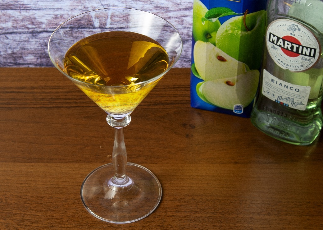фото коктейля Эплтини с Мартини Бьянко и яблочным соком