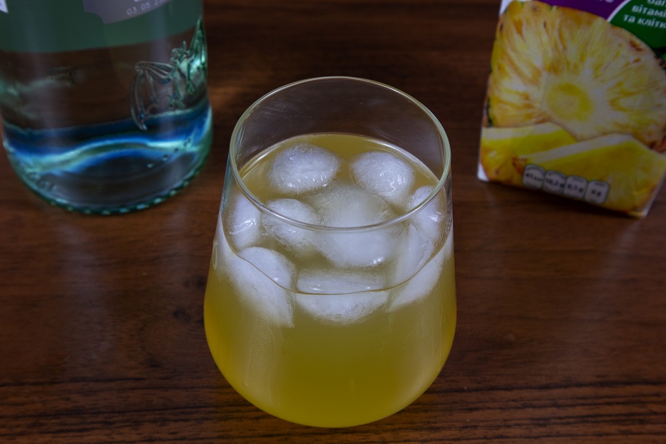 фото белого рома с ананасовым соком и льдом