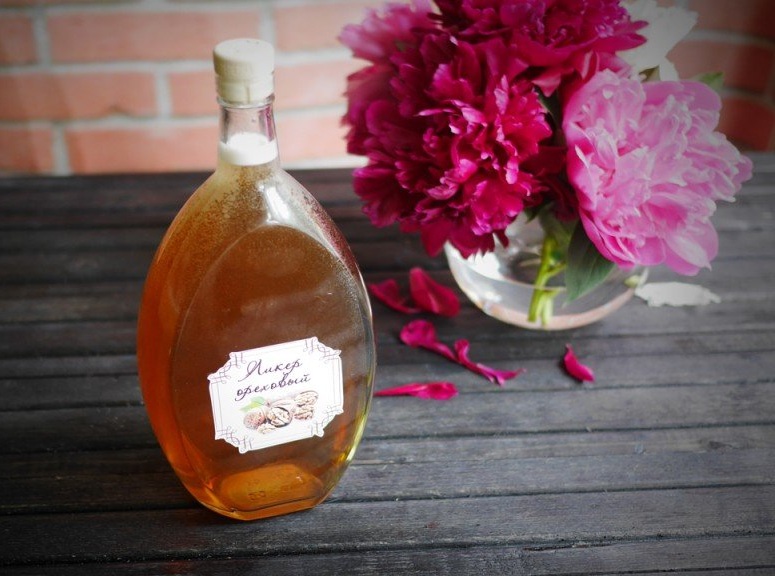 фото домашнего ликёра из спелых орехов