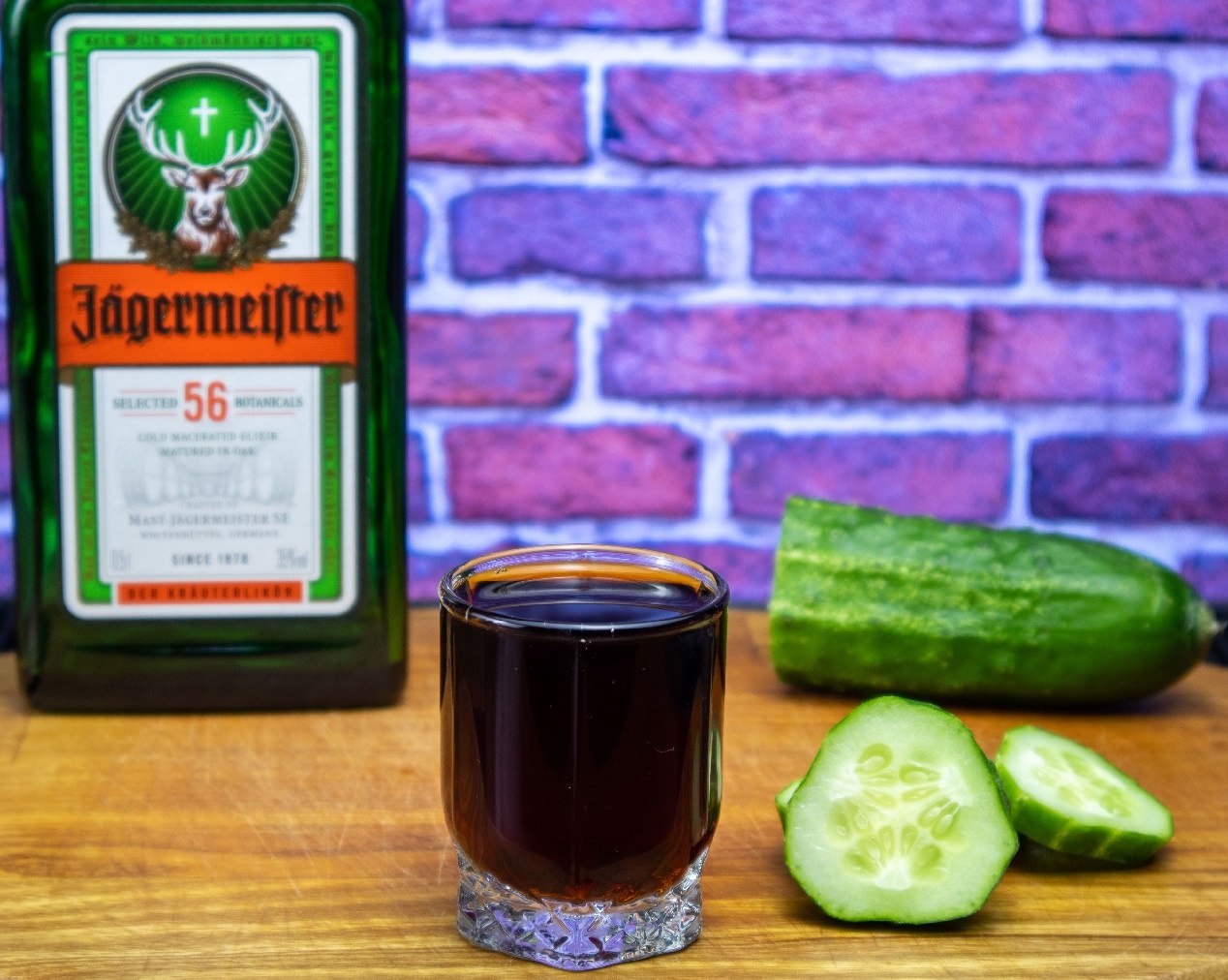 фото Егермейстера со свежим огурцом