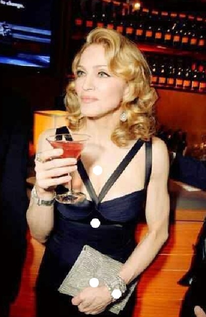 фото Мадонны с коктейлем Космополитен