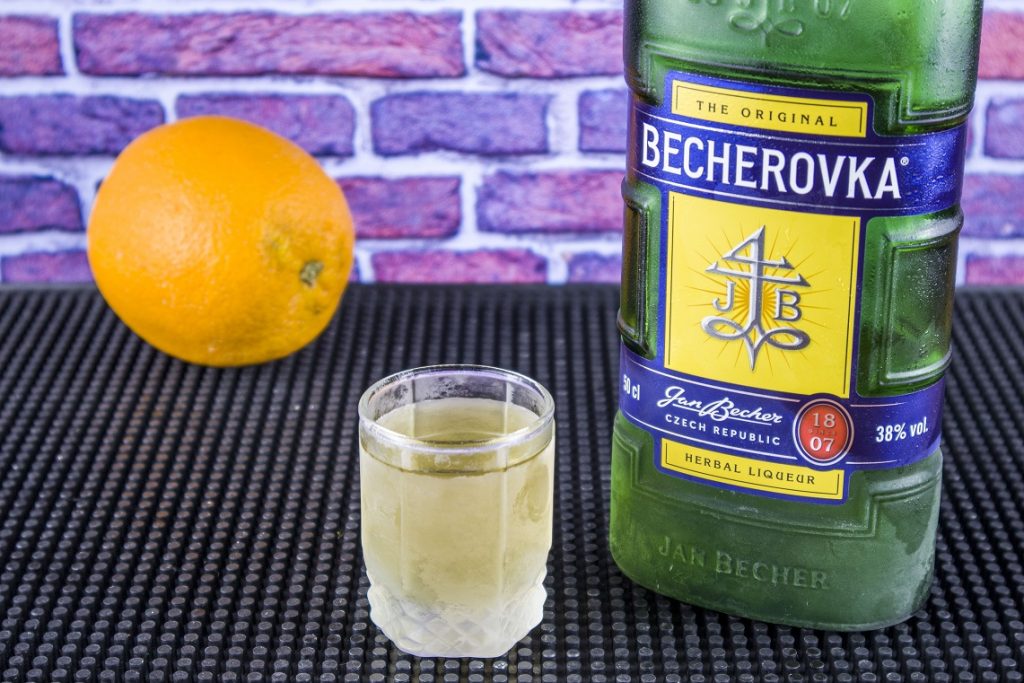 Как пить Бехеровку (Becherovka): правила подачи и закуска