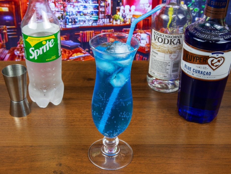 фото коктейля Голубая Лагуна с ликёром Блю Кюрасао и водкой