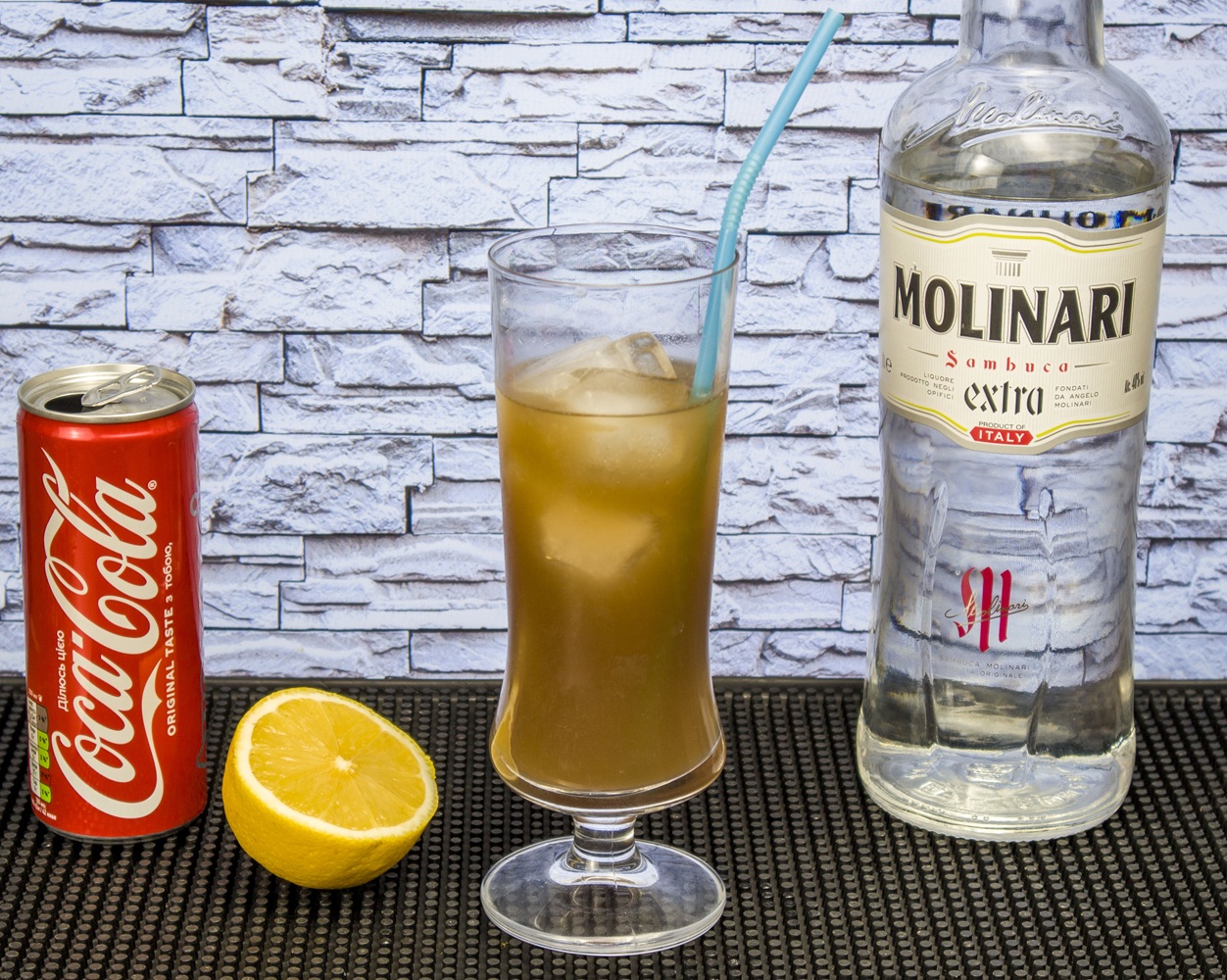 фото коктейля из самбуки, лимонного сока и колы