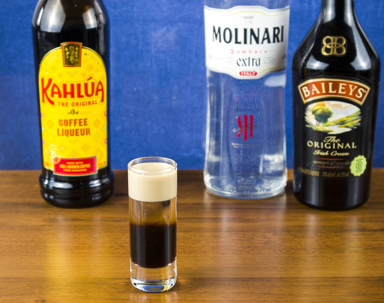 фото шота с самбукой, Калуа и Бейлисом