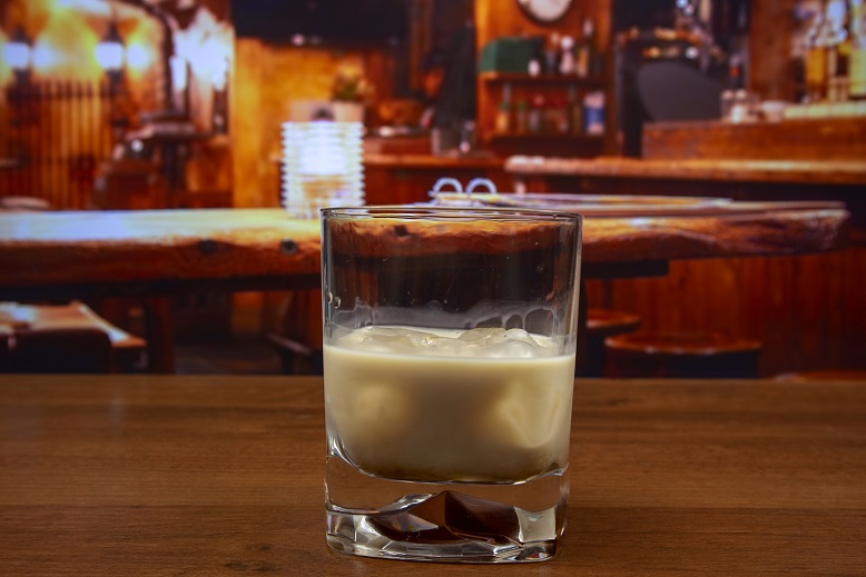 фото алкогольного коктейля белый русский в бокале для виски