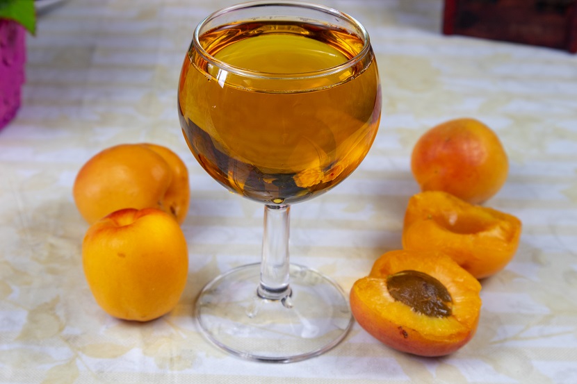 фото домашнего вина из абрикосов