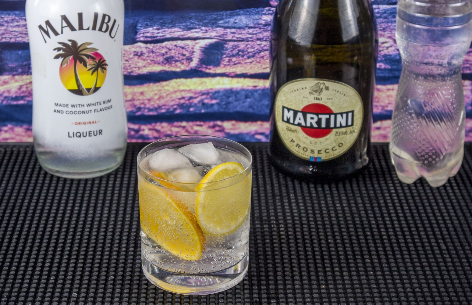 фото коктейля из Малибу и шампанского