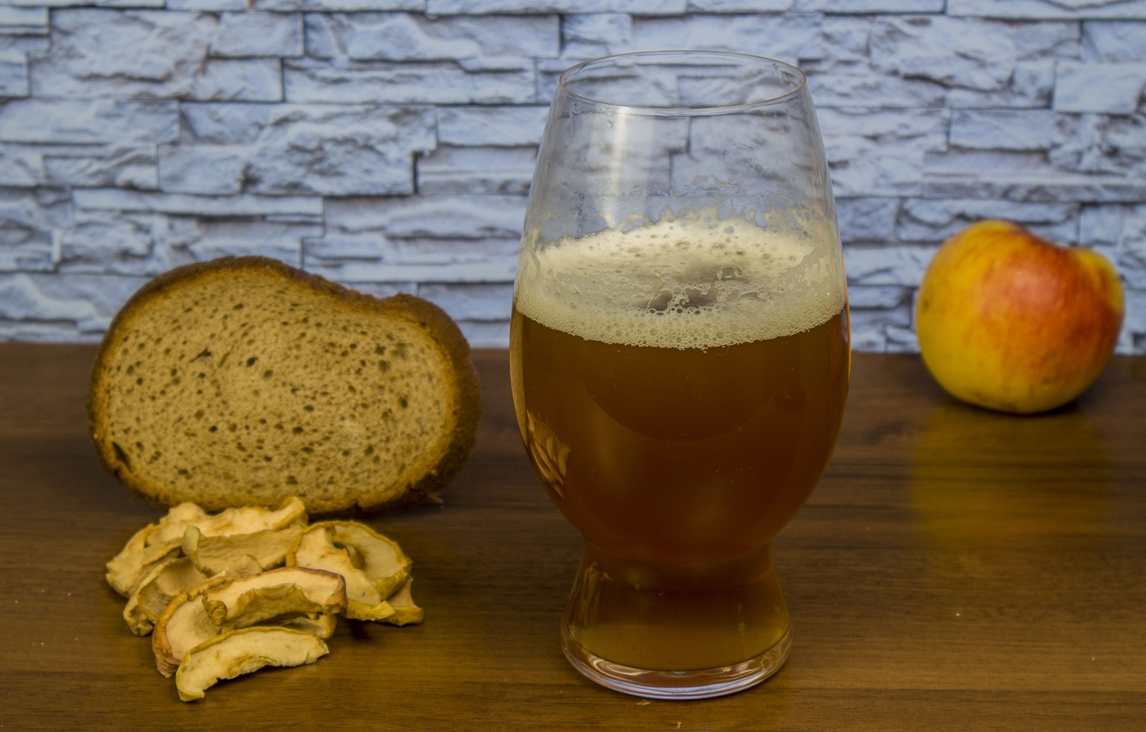 фото домашнего кваса из сухих яблок и ржаного хлеба