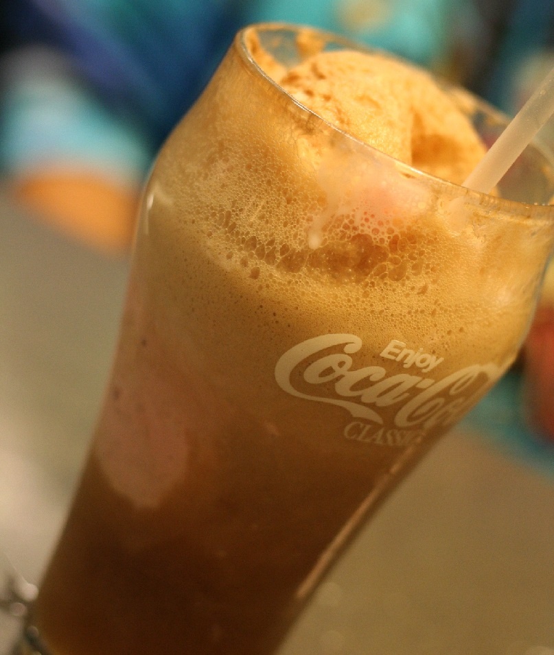 фото безалкогольного коктейля с кол и мороженым