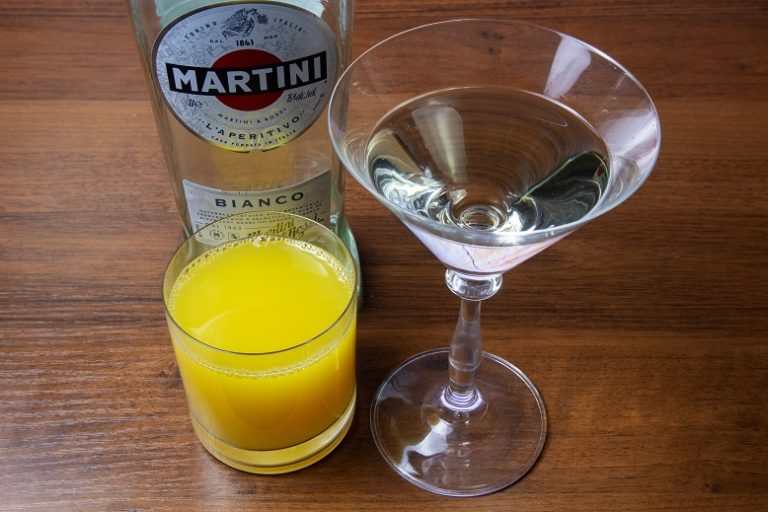 Как пить Мартини Бьянко (Martini Bianco): правила и коктейли