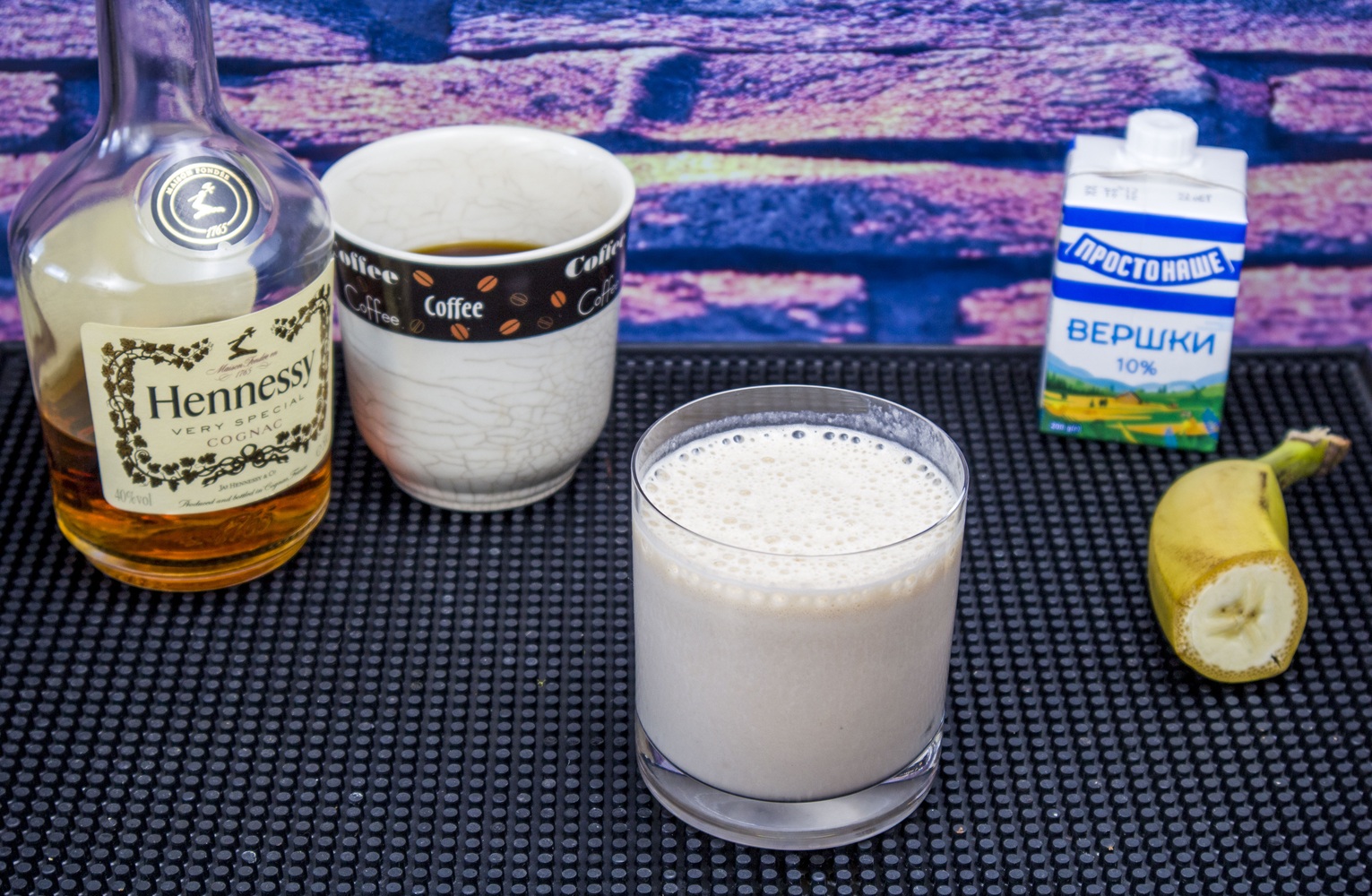 фото коктейля с кофе, бананом и сливками