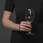 фото как правильно держать бокал с вином