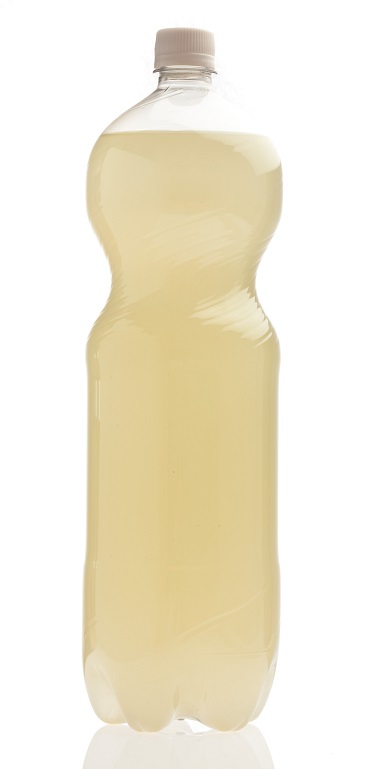 мутный самогон в пластиковой бутылке
