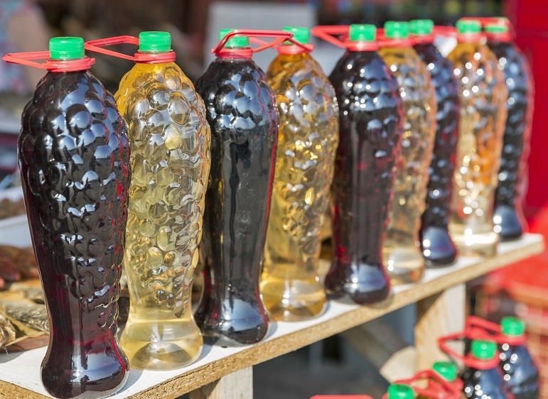 можно ли хранить вино в пластиковых бутылках