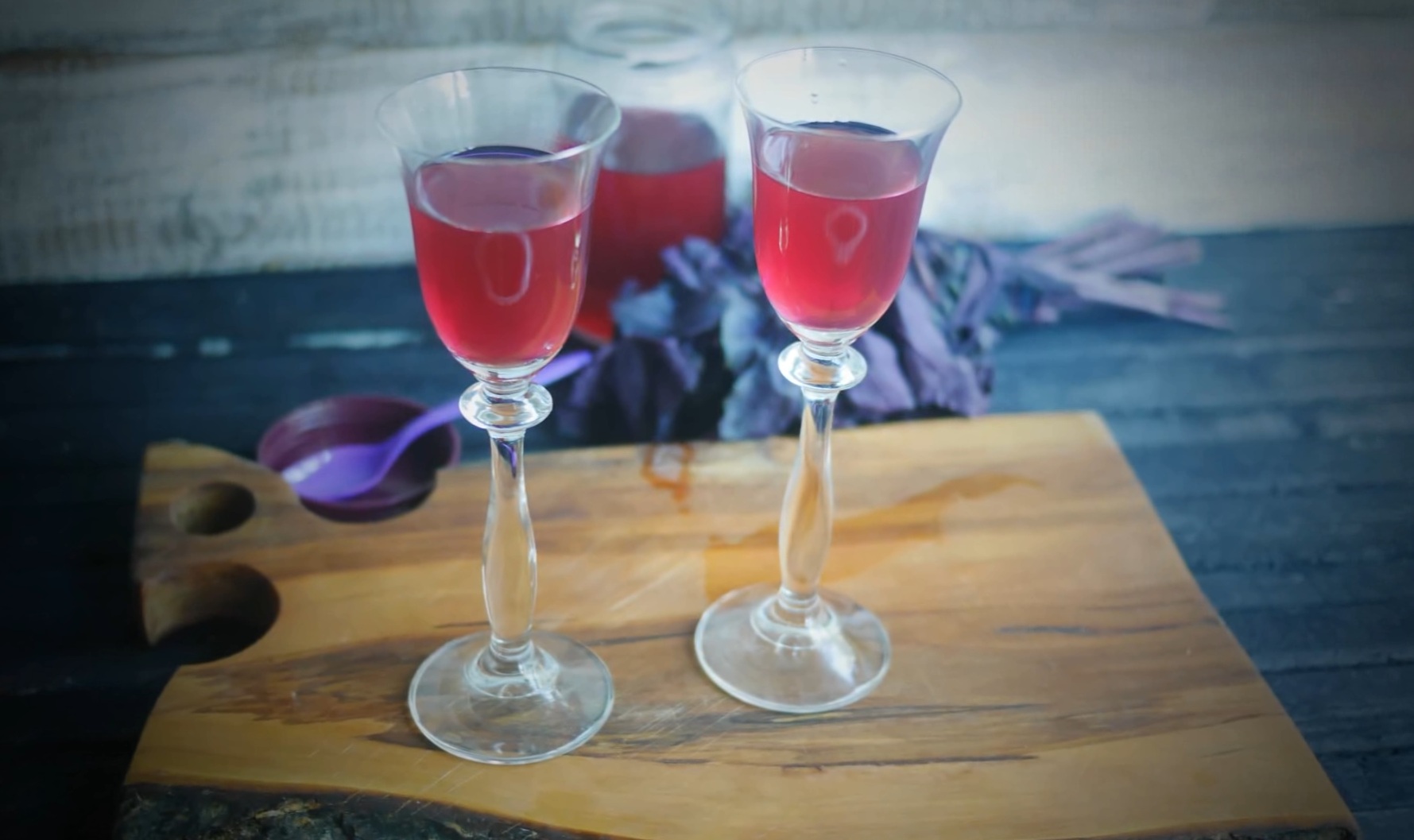 фото домашней настойки базилика на водке