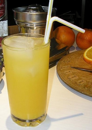 фото коктейля на основе Бехеровки и текилы с персиковым соком