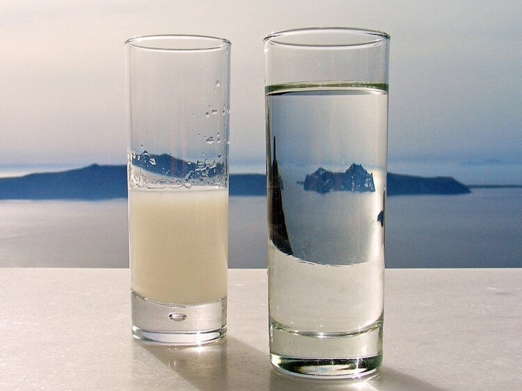 фото помутневшей от льда или воды самбуки