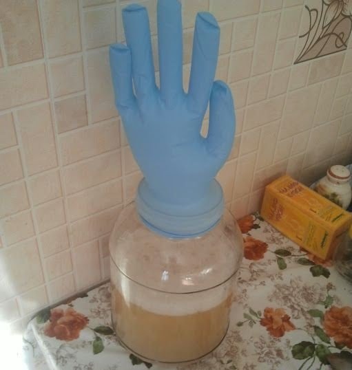 Наливка из белой смородины без водки. brozhenie belosmorodinnoj nalivki pod perchatkoj. Наливка из белой смородины без водки фото. Наливка из белой смородины без водки-brozhenie belosmorodinnoj nalivki pod perchatkoj. картинка Наливка из белой смородины без водки. картинка brozhenie belosmorodinnoj nalivki pod perchatkoj. Смородина очень полезная ягода в ней содержится большое количество различных витаминов и аминокислот. При изготовлении алкоголя на смородиновых ягодах, большая часть полезных веществ переходят в напиток. Отсюда следует, что сделанная в домашних условиях наливка из смородины обладает некоторыми целебными свойствами, помогающими бороться с различными недугами.