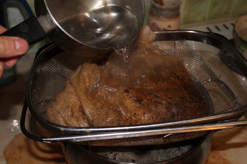 фото промывания солода при варке пива в кастрюле