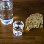 нужно ли занюхивать водку