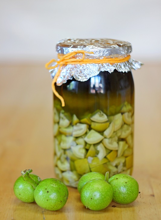 фото настойки из зеленых орехов на водке