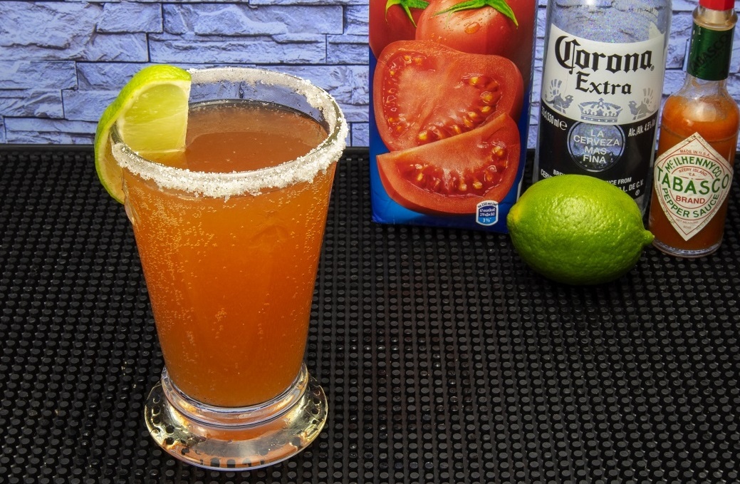 фото пивного коктейля Мичелада с томатным соком