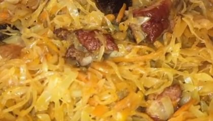 фото польской тушеной капусты бигус с мясом