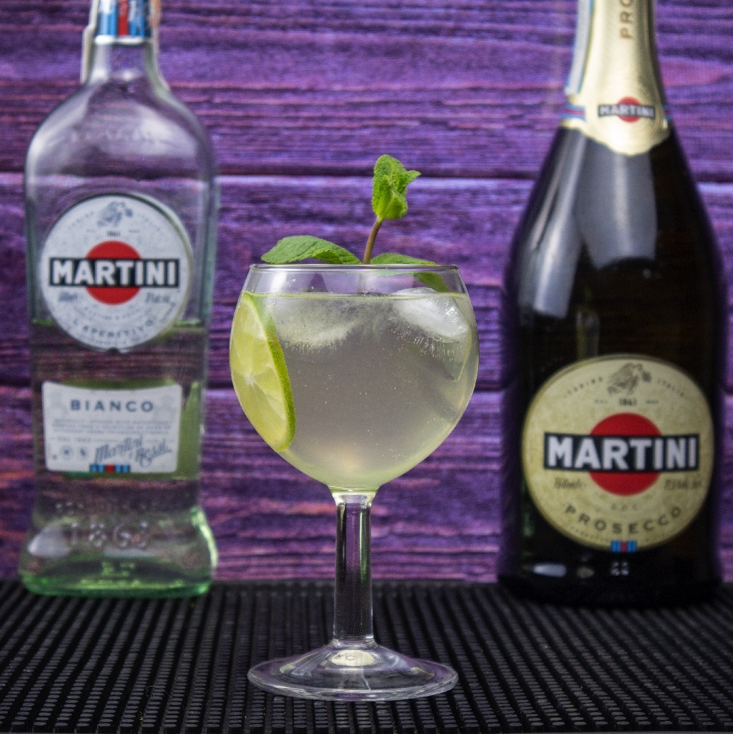 фото алкогольного коктейля Мартини Рояль