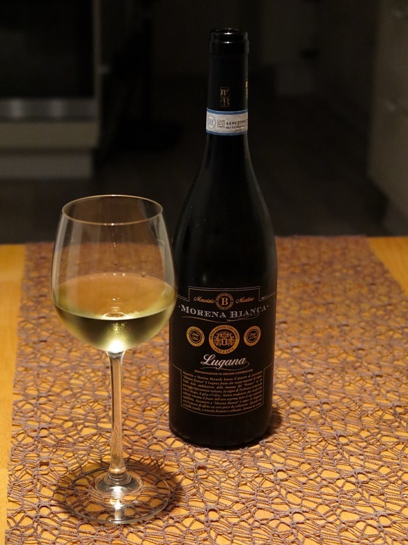 фото белого сухого вина Треббьяно