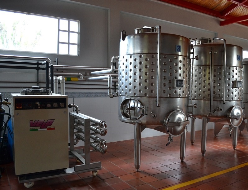 фото промышленных бродильных емкостей для вина