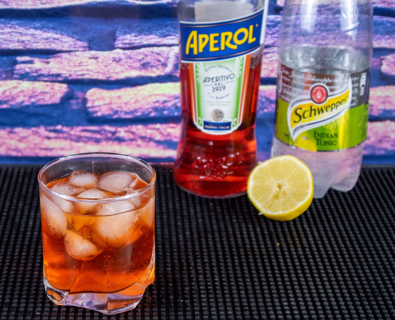 фото коктейля из Апероля, тоника и лимонного сока