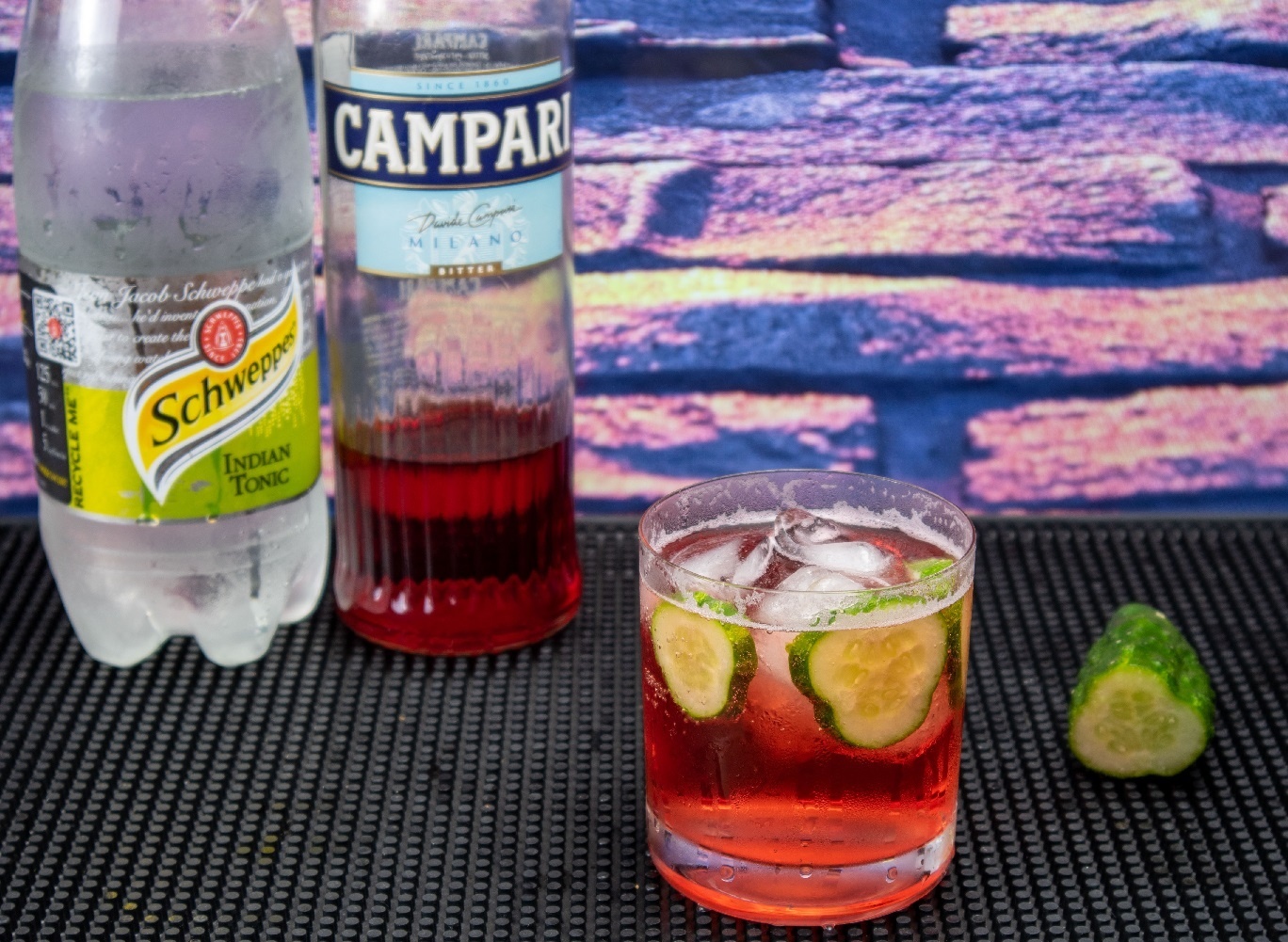 фото Кампари с тоником и огурцом