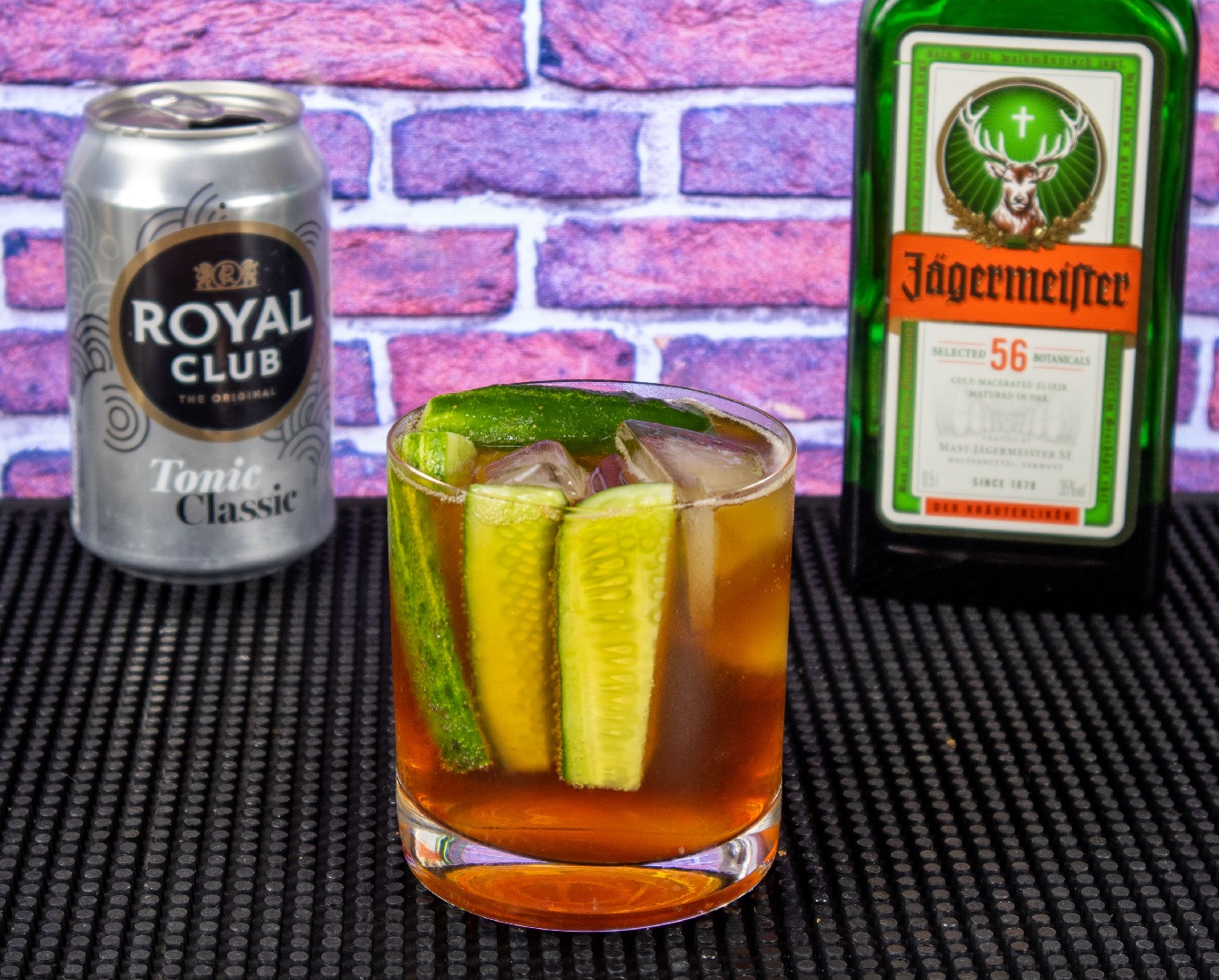 фото Егермейстера с тоником и огурцом