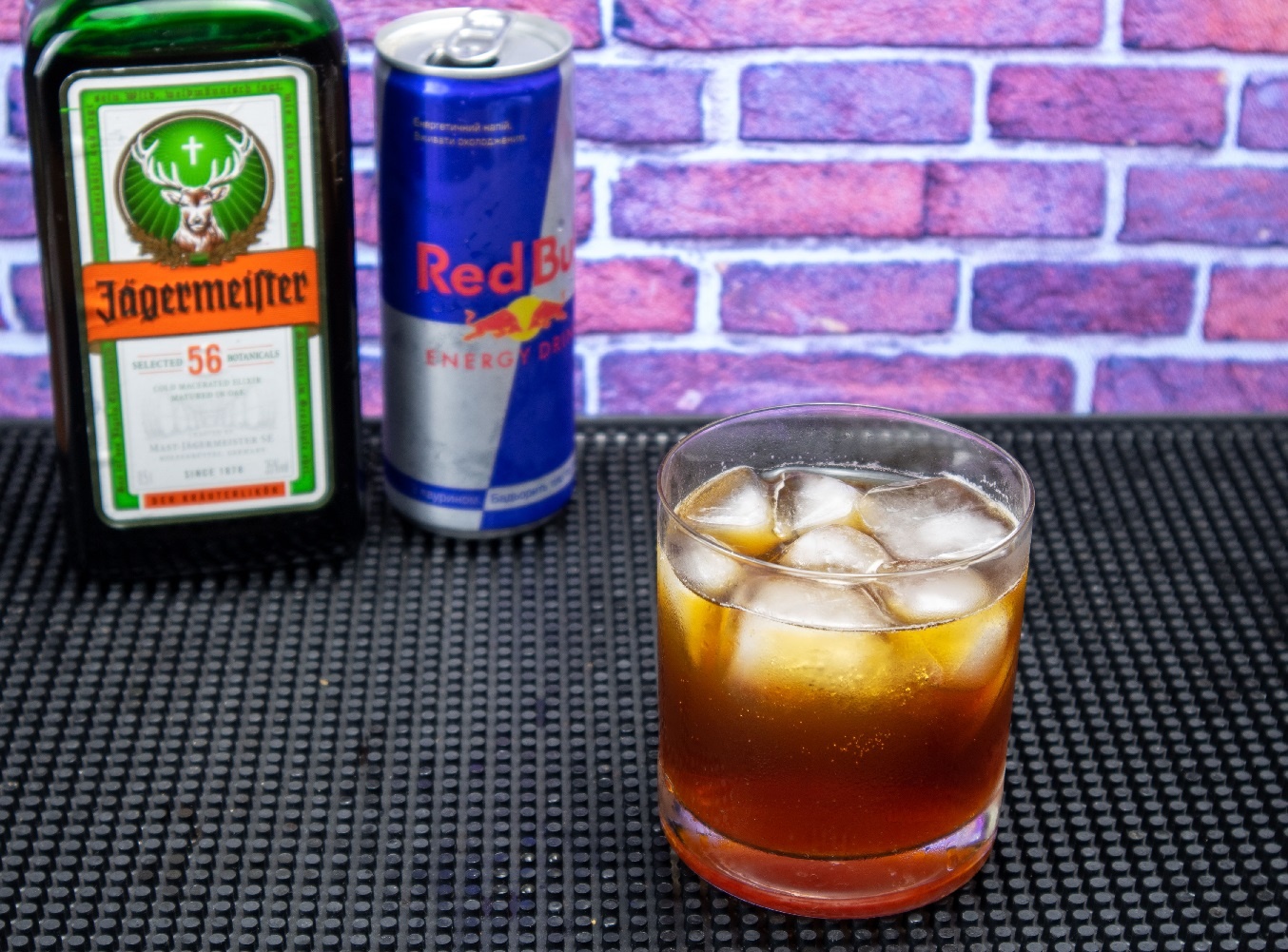 фото коктейля из Егермейстера с энергетиком