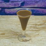 простой ликёр из сгущёнки, водки и кофе