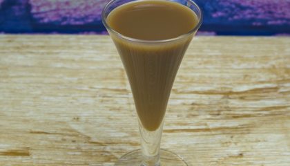 простой ликёр из сгущёнки, водки и кофе