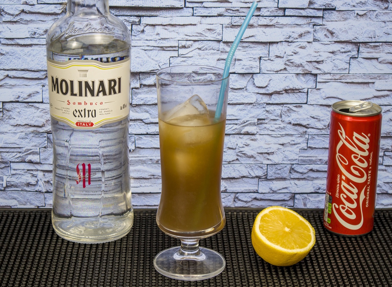 фото коктейля Кокон (самбука с колой и лимонным соком)